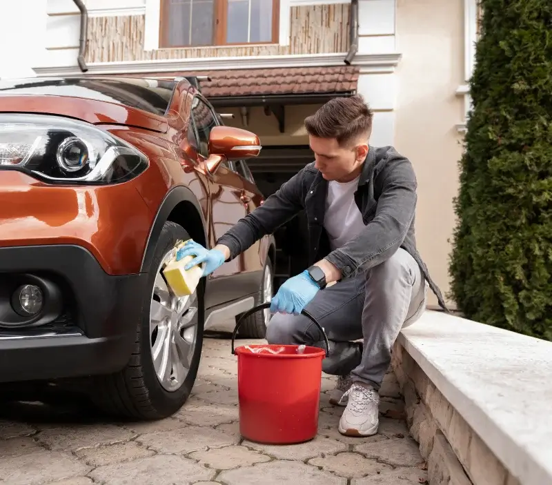 Lavage auto à domicile Scharrachbergheim-Irmstett : professionnel intervenant sur un véhicule